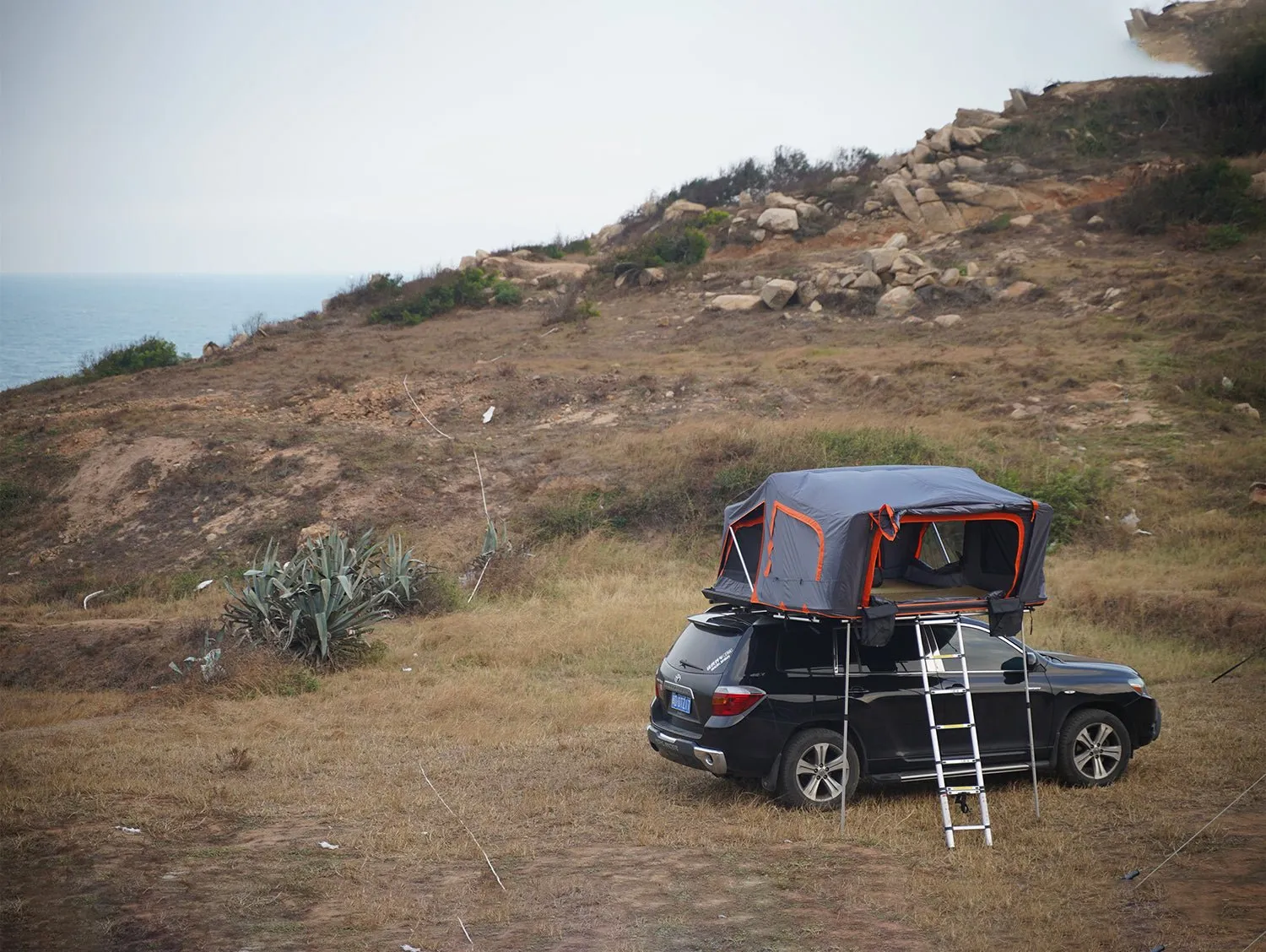 4-5 People Aluminum Hard Shell Folding Car  Roof Top Tent MOT-L800